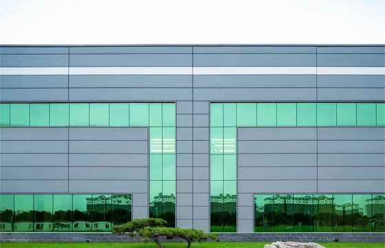 Geaffrouwde staalplaat bekleding staalstructuur magazijn ontwerp en fabricage oplossing