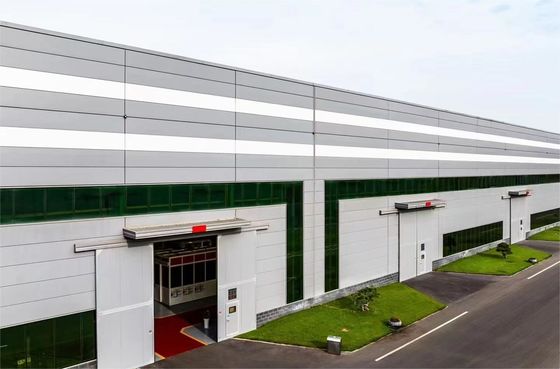 Geaffrouwde staalplaat bekleding staalstructuur magazijn ontwerp en fabricage oplossing