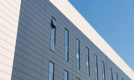 Industriële stalen constructie magazijn met roldeur en brandwerend steenwol gevelsysteem