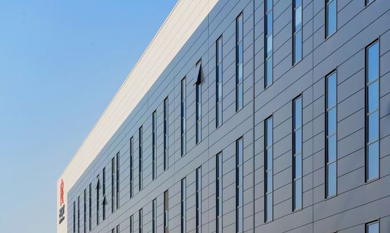 Industriële stalen constructie magazijn met roldeur en brandwerend steenwol gevelsysteem