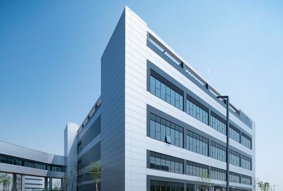 Industriële stalen constructie magazijn met roldeur en brandwerend steenwol gevelsysteem