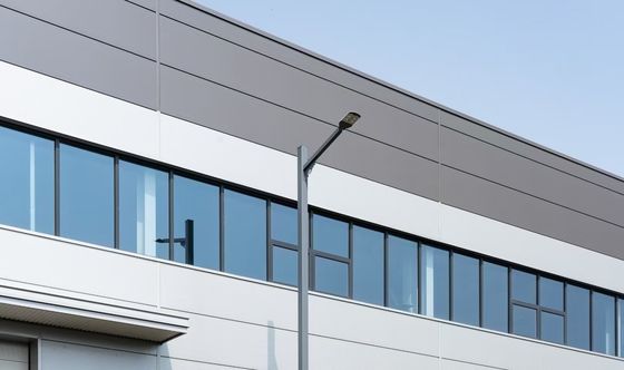 Duurzame staalconstructieslaghuisontwerp en fabricageoplossing met sandwichpaneelbekleding