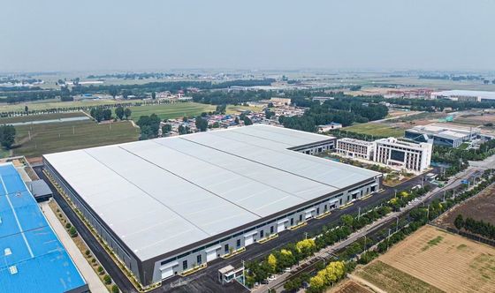 Duurzame staalconstructieslaghuisontwerp en fabricageoplossing met sandwichpaneelbekleding